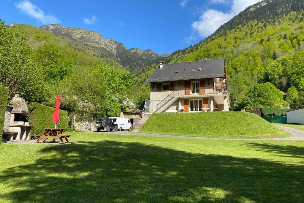 Apartamento T2 ensoleillé. Terrasse et vaste jardin commun Cauterets Exterior foto